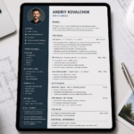 CV BIM інженера на планшеті серед креслень та інженерних матеріалів.